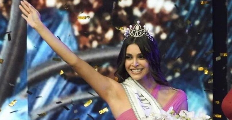 ياسمينا زيتون تلفت الأنظار في الحفل الإفتتاحي لمسابقة ملكة جمال العالم
