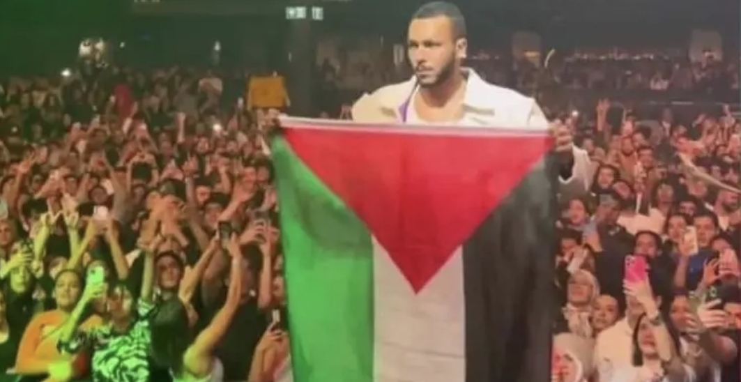 ويجز يرفع علم فلسطين خلال حفله في كندا والجمهور يهتف بالحرية