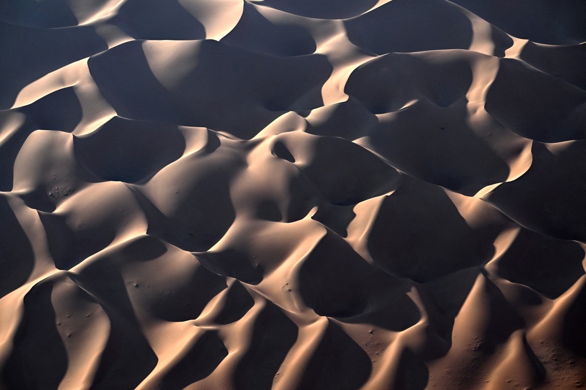 العلماء يكشفون سر الكثبان الرملية النجمية الصحراوي