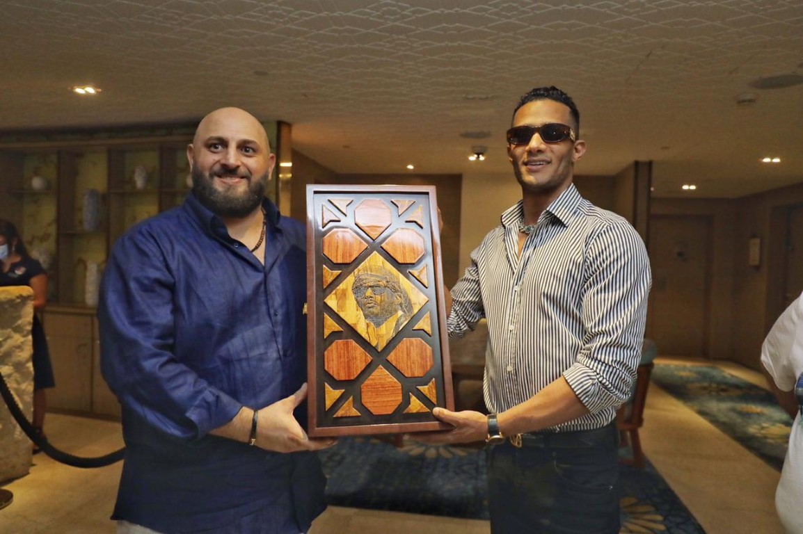 بعد رونالدينيو، ايلي طعمة يهدي محمد رمضان لوحة مكونة من ٢٤٠٠ قطعة من الصدف