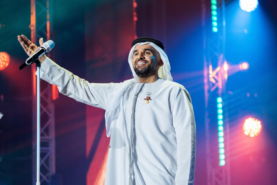 حسين الجسمي يحتفل باليوم الوطني الإماراتي الـ51 بأمسية غرامية وطنية