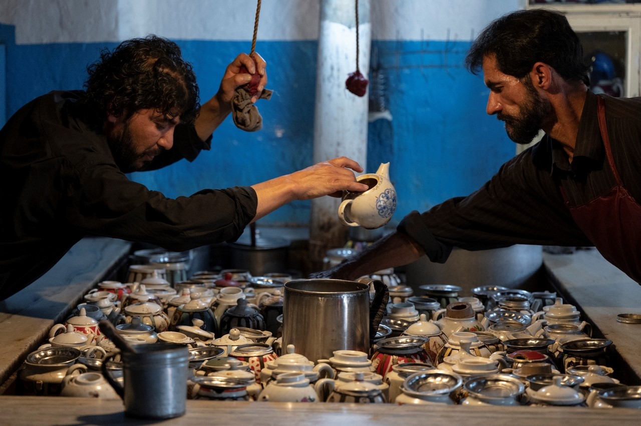 طعام تقليدي في أباريق شاي... طاه يحافظ على التراث الأفغاني