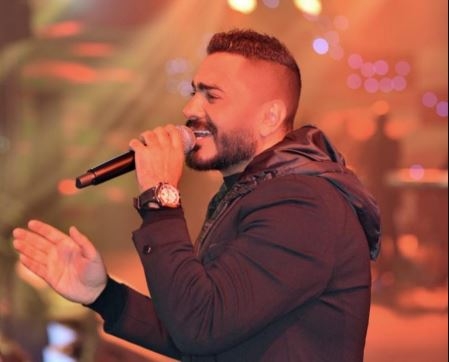 تامر حسني يُحيي حفلاً في الكويت وإحدى معجباته تنهار!