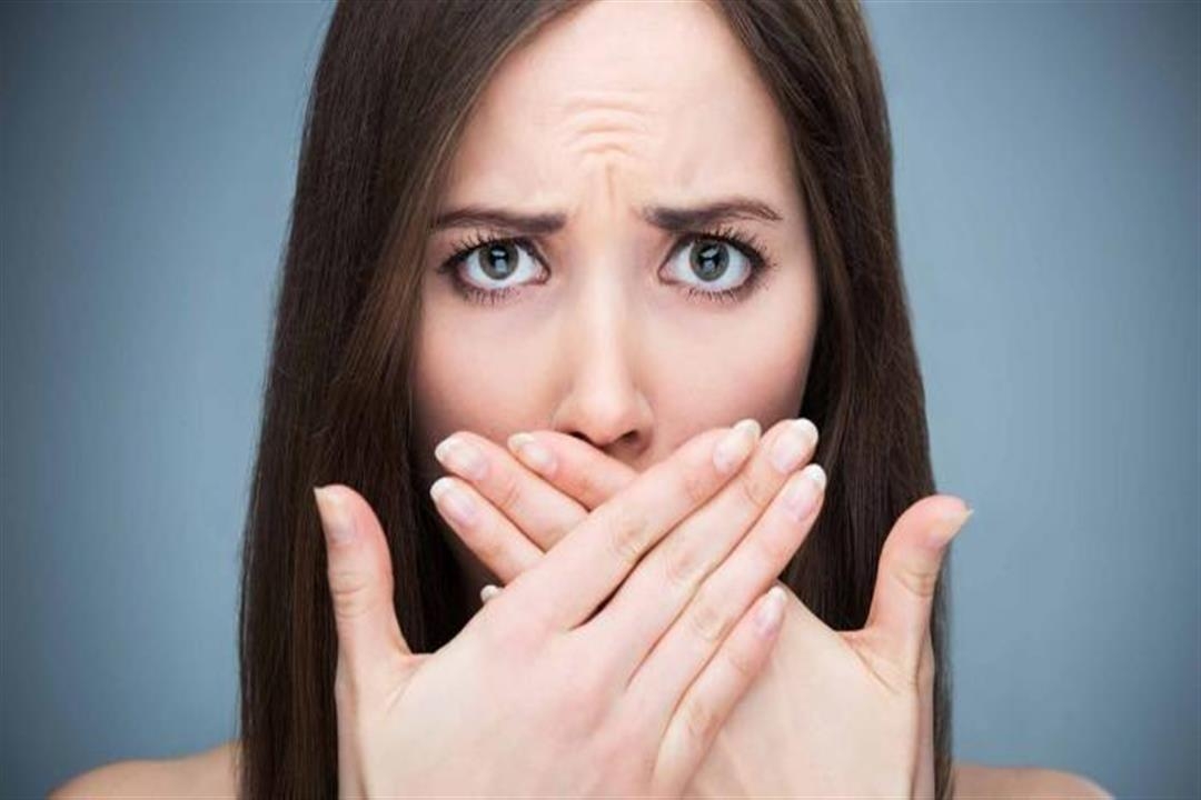 ما هي أسباب رائحة الفم الكريهة ؟