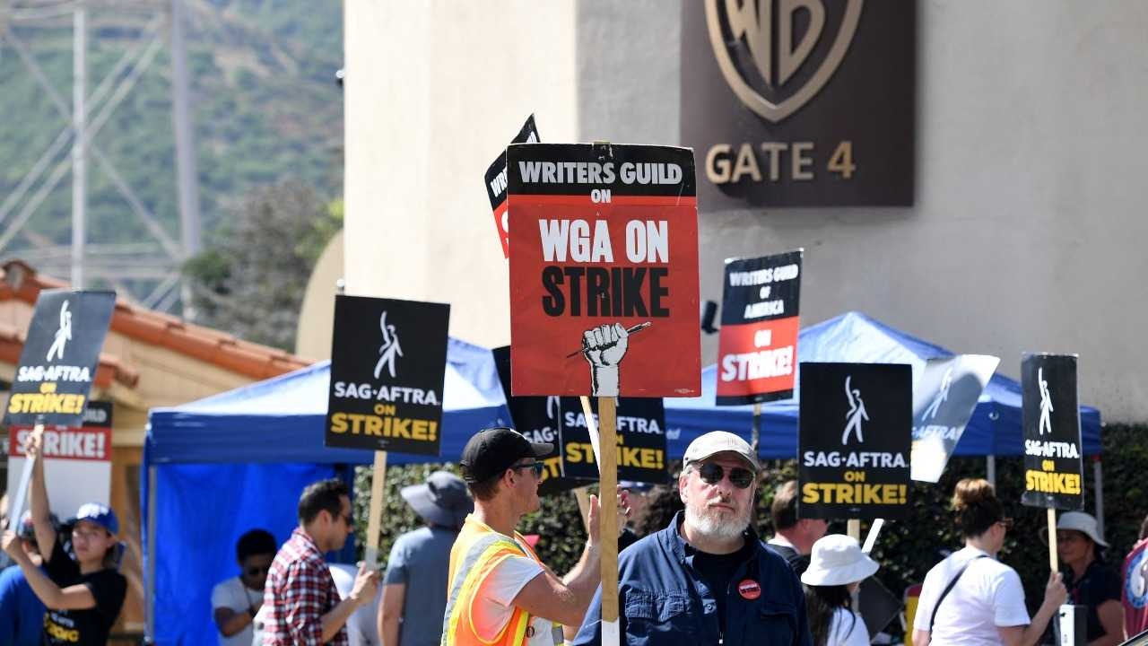 كتّاب السيناريو في هوليوود أنهوا رسمياً أحد أطول الإضرابات في تاريخ القطاع السينمائي