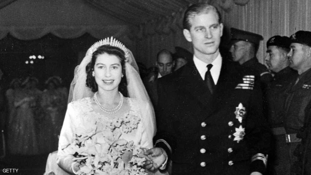 صورة رسمية جديدة لملكة بريطانيا وزوجها. والسبب؟
