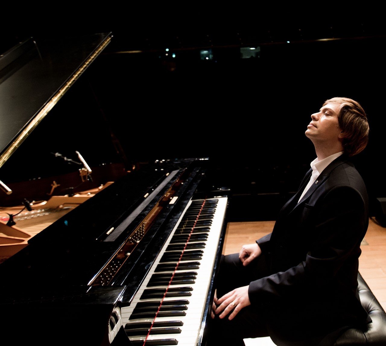 المُلحِّن وعازف البيانو اللبناني ستيف بركات بجولة حول العالم من وطنه الأم إلى قاعة كارنيجي في مدينة نيويورك
